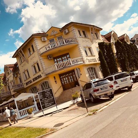 Hotel Korona Хайдусобосло Экстерьер фото