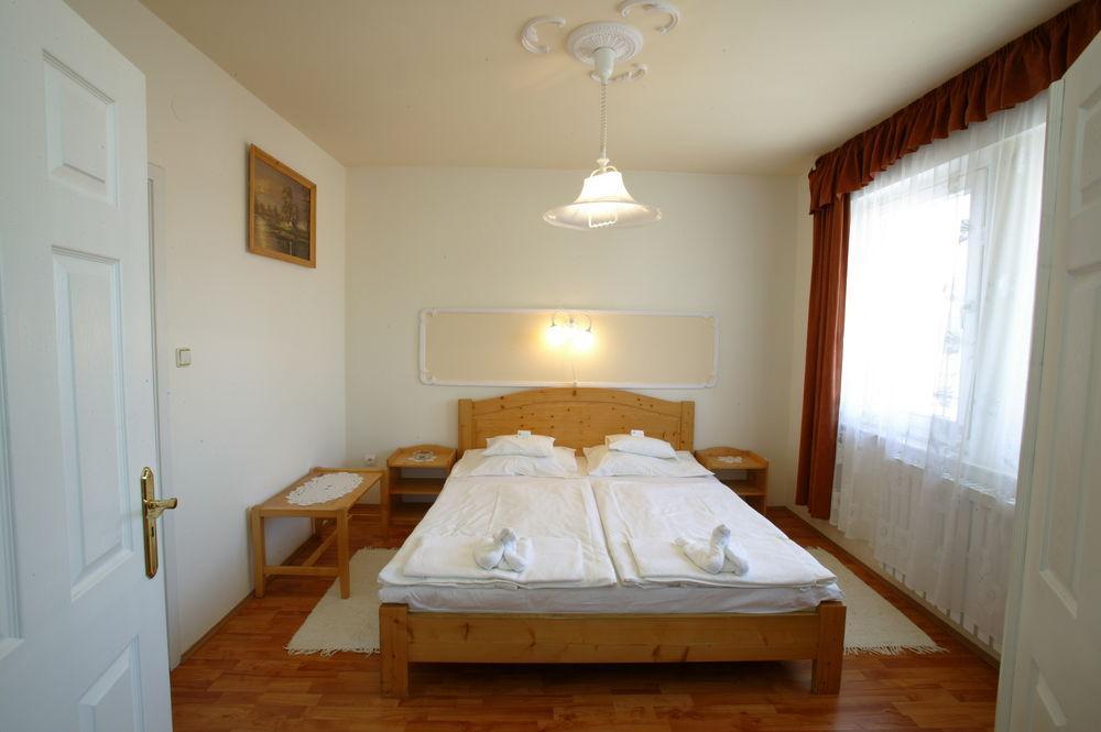Hotel Korona Хайдусобосло Экстерьер фото