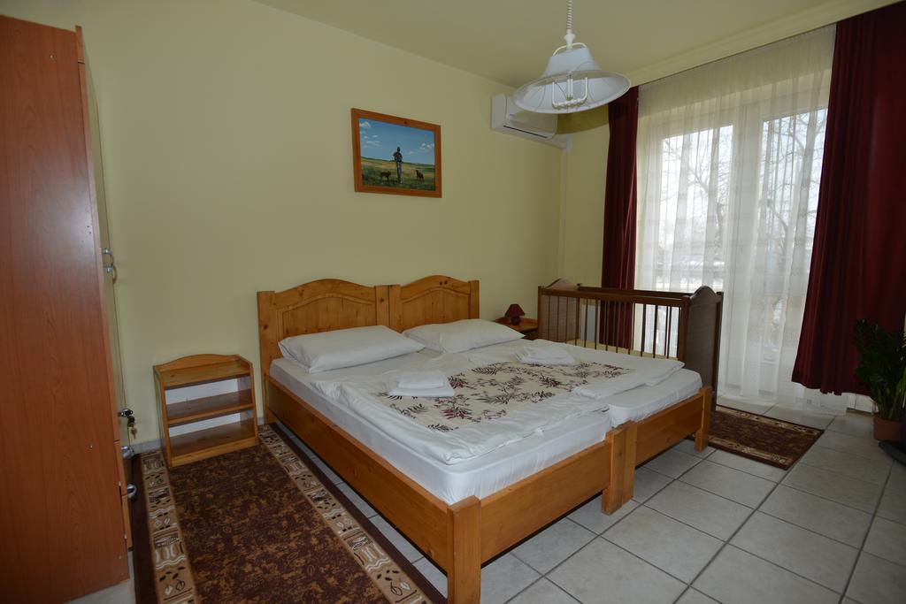 Hotel Korona Хайдусобосло Экстерьер фото