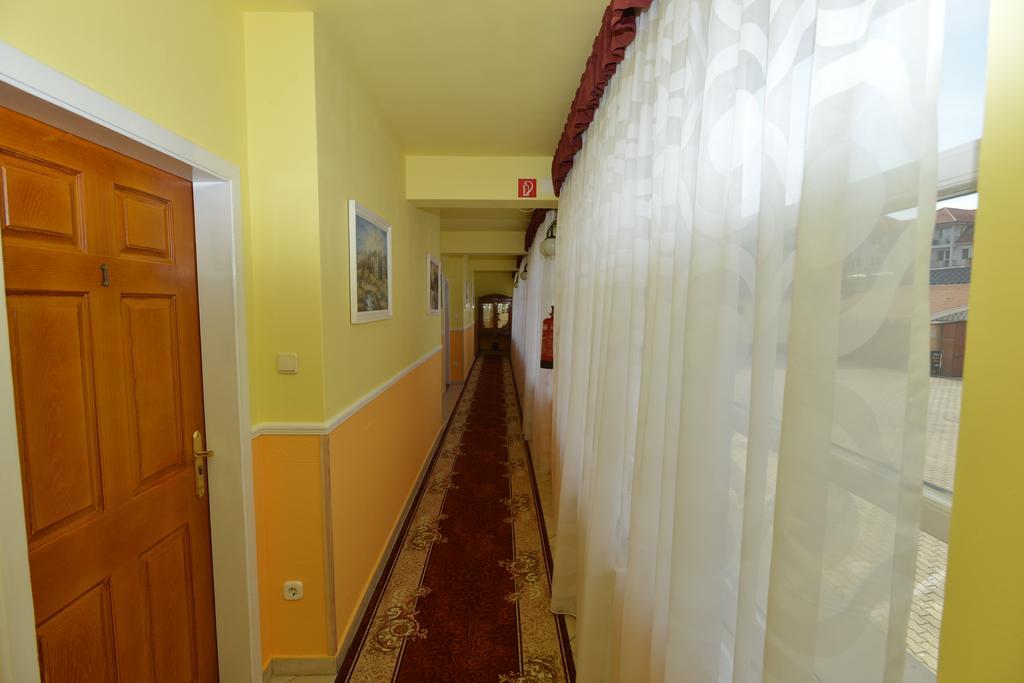 Hotel Korona Хайдусобосло Экстерьер фото