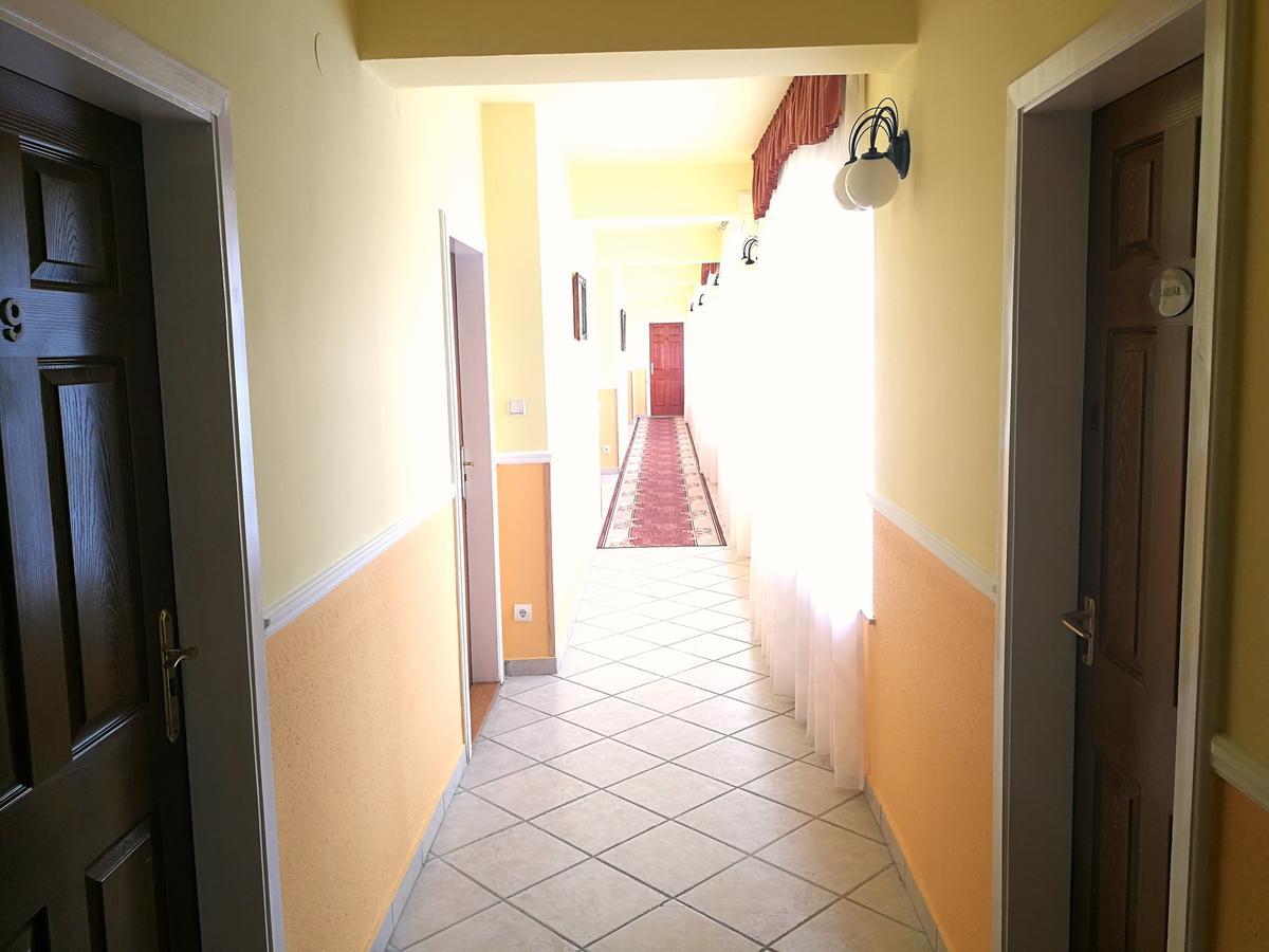 Hotel Korona Хайдусобосло Экстерьер фото