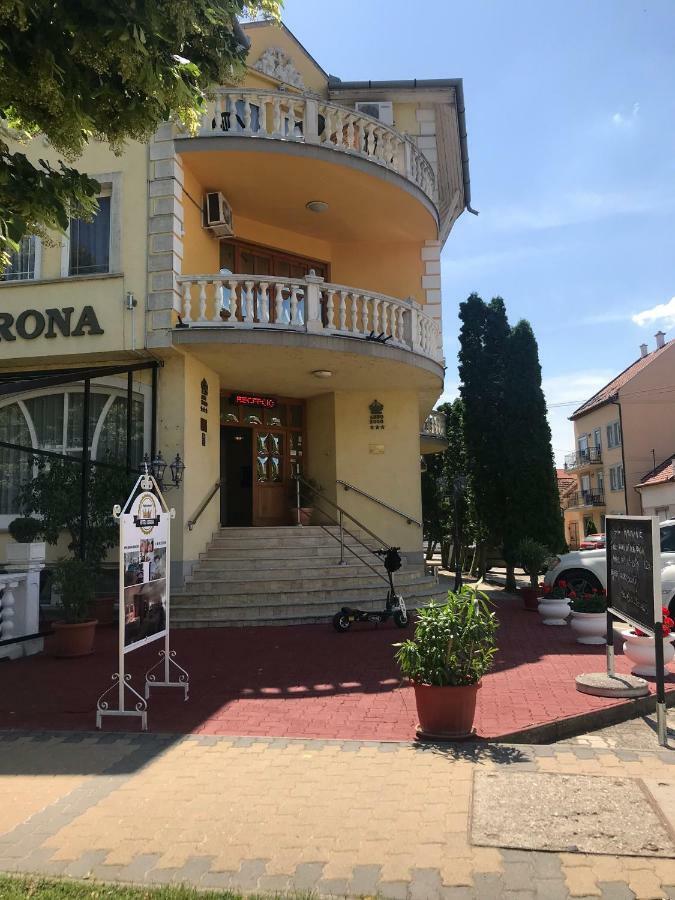 Hotel Korona Хайдусобосло Экстерьер фото